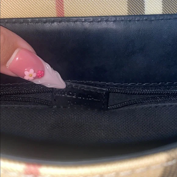 GUC Burberry Nova Check Messenger Bag - Picture 10 of 10